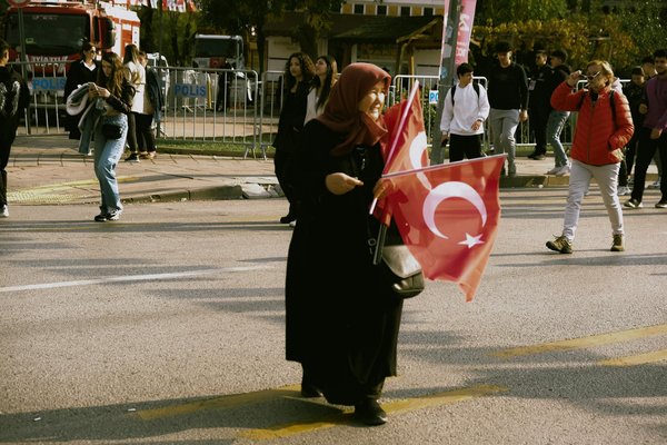 Visibilité LGBT+ dans les médias : Avancées, obstacles et perspectives